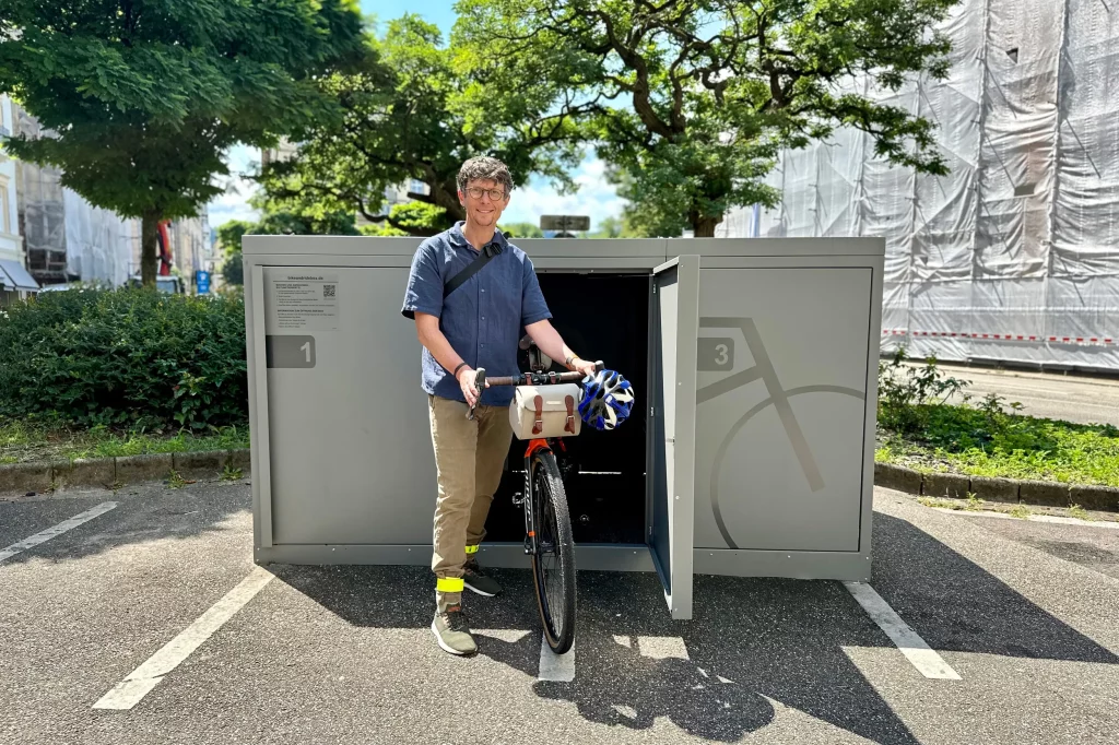 Rolf Basse vor Fahrradboxen