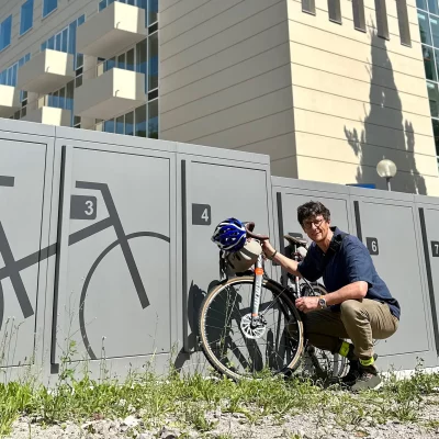 Rolf Basse vor Fahrradboxen