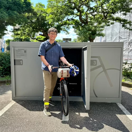 Rolf Basse vor Fahrradboxen